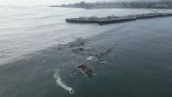 Una captura de un video tomado con un dron muestra parte del Muelle de Santa Cruz después de que se derrumbara en el Océano Pacífico el lunes 23 de diciembre.