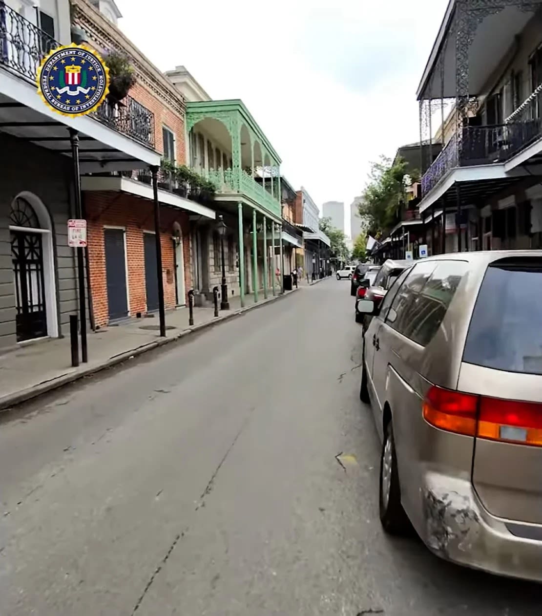 Una imagen de un video publicado por el FBI de cuando Shamsud-Din Jabbar usó gafas Meta para grabar mientras andaba en bicicleta en Nueva Orleans el 31 de octubre de 2024.