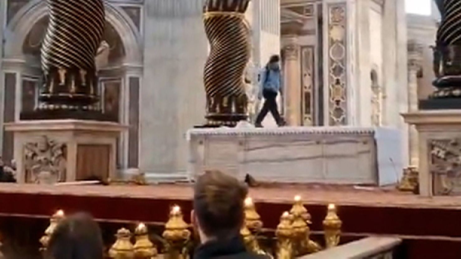 Un hombre saltó el sábado al altar principal de la Basílica de San Pedro en el Vaticano y derribó candelabros valorados en miles de dólares.