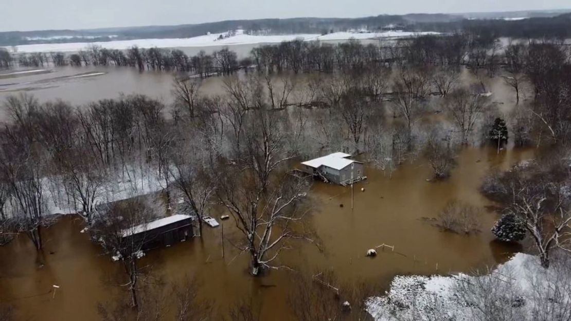Una vista aérea de las inundaciones en medio de un clima nevado en Fredericksburg, Indiana, el domingo.