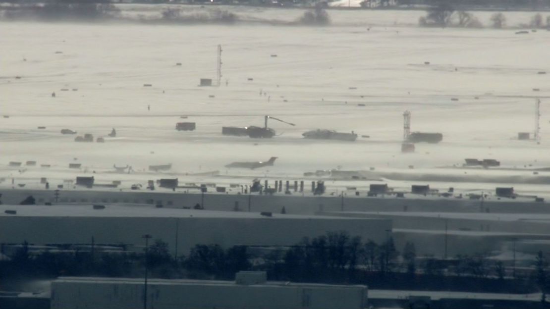 Los equipos trabajan en la escena de un incidente en el Aeropuerto Internacional Pearson de Toronto en Toronto, Ontario, el lunes 17 de febrero de 2025.