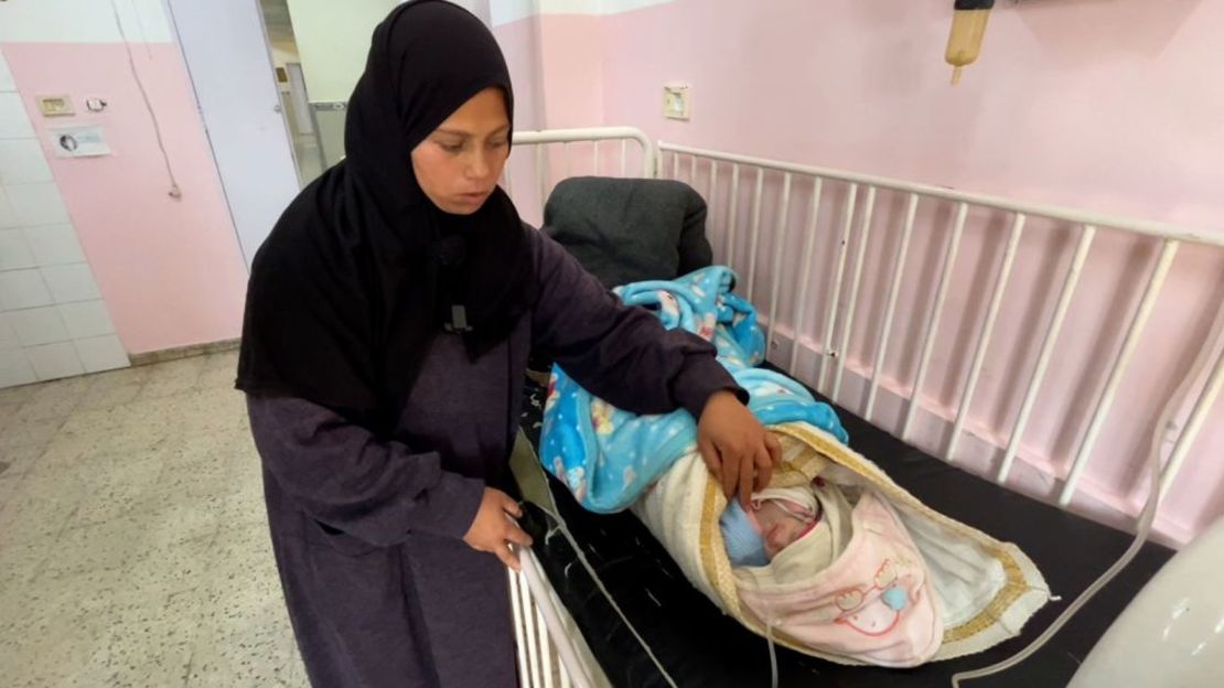 Una madre atiende a su bebé de dos meses, Yousaf, paciente de hipotermia en el Hospital Nasser, al sur de Gaza, el 25 de febrero. Los médicos instaron a Israel a permitir la entrada de más suministros de combustible y refugio en el enclave.