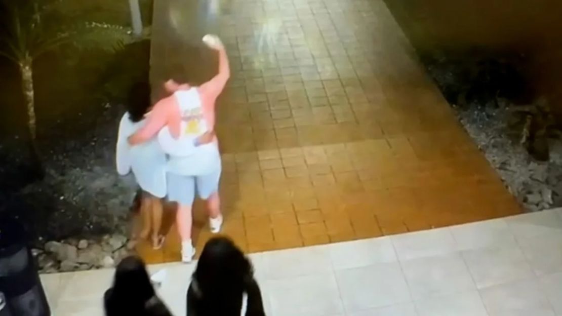 Sudiksha Konanki y Joshua Riibe caminan con un grupo de amigos en una captura de pantalla de un video de vigilancia de un hotel.