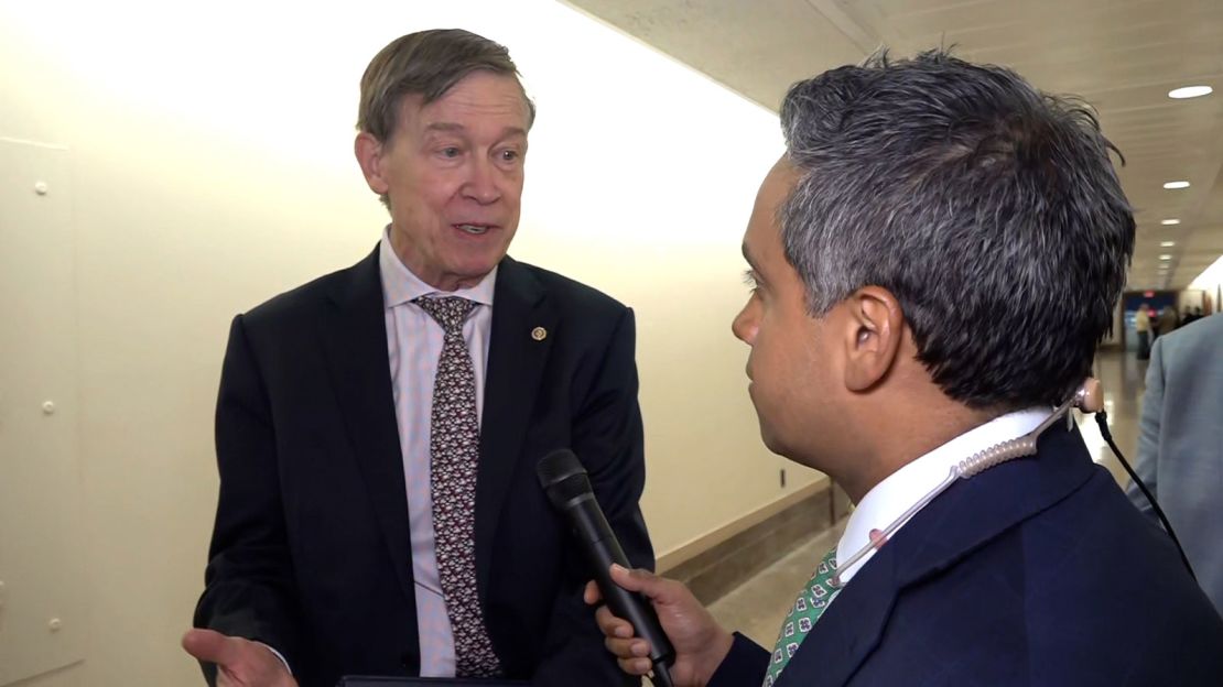 O senador John Hickenlooper fala com Manu Raju, da CNN, na quarta -feira, 12 de março.