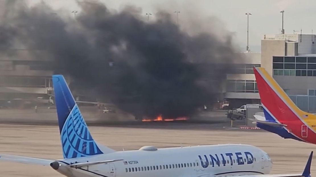 El marco en el video muestra llamas debajo del avión y el humo negro que se elevan en el aeropuerto de Denver.