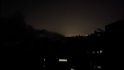 Humo se ve sobre el cielo nocturno de Gaza.