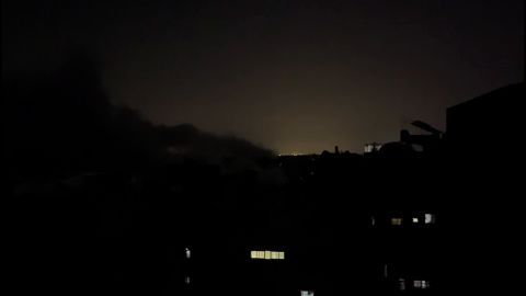 Humo se ve sobre el cielo nocturno de Gaza.