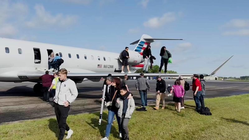 Пътниците евакуираха регионален самолет на American Airlines на пистата във