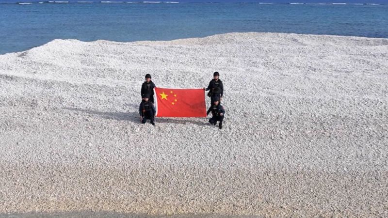 Китай и Филипини Unlurl Confering Flags on Speristed South China Sea Sandbars, Възстановяване на напрежението 
