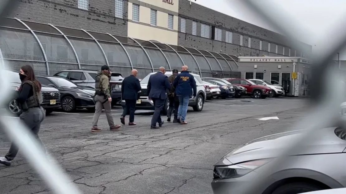 El alcalde de Newark, Ras Baraka, es llevado esposado tras participar en una protesta frente a una instalación de ICE en Newark, Nueva Jersey, el 9 de mayo de 2025.