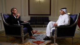 El primer ministro de Qatar, Mohammed bin Abdulrahman Al-Thani, participa en una entrevista con Becky Anderson de CNN.