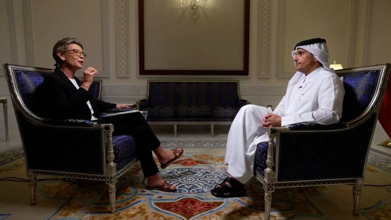 El primer ministro de Qatar, Mohammed bin Abdulrahman Al-Thani, participa en una entrevista con Becky Anderson de CNN.