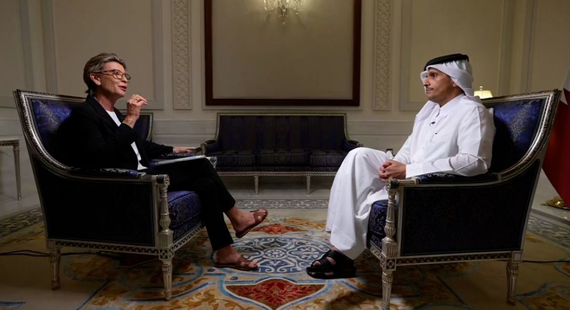 El primer ministro de Qatar, Mohammed bin Abdulrahman Al-Thani, participa en una entrevista con Becky Anderson de CNN.