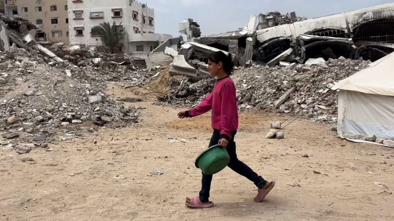 This girl is trying to keep her family alive in Gaza This girl is trying to keep her family alive in Gaza