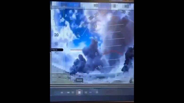 Columnas de humo se levantan en la base aérea Belaya, en Rusia, de acuerdo con estas imágenes tomadas por el Servicio de Seguridad Ucraniano.
