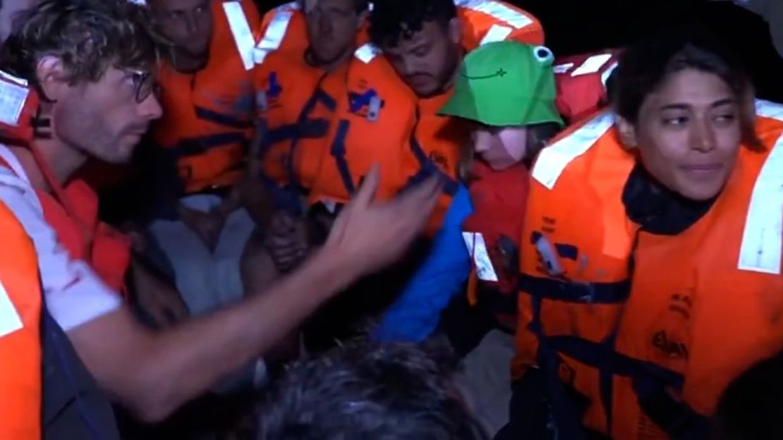 Esta imagen, distribuida por el Ministerio de Asuntos Exteriores de Israel, muestra a activistas de la Coalición de la Freedom Flotilla Coalition, incluyendo a Greta Thunberg con el sombrero verde, después de que su embarcación fuera abordada por las fuerzas de Israel.