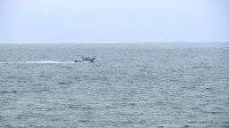 Un barco busca supervivientes de un accidente aéreo cerca de Point Loma, San Diego, el lunes.