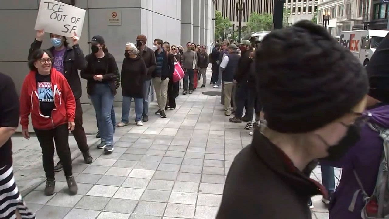 Una manifestación tuvo lugar el martes frente a la corte de inmigración en San Francisco.