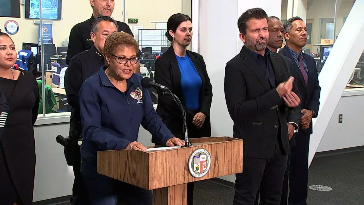 La alcaldesa de Los Ángeles, Karen Bass, habla durante una conferencia de prensa anunciando el toque de queda el martes.