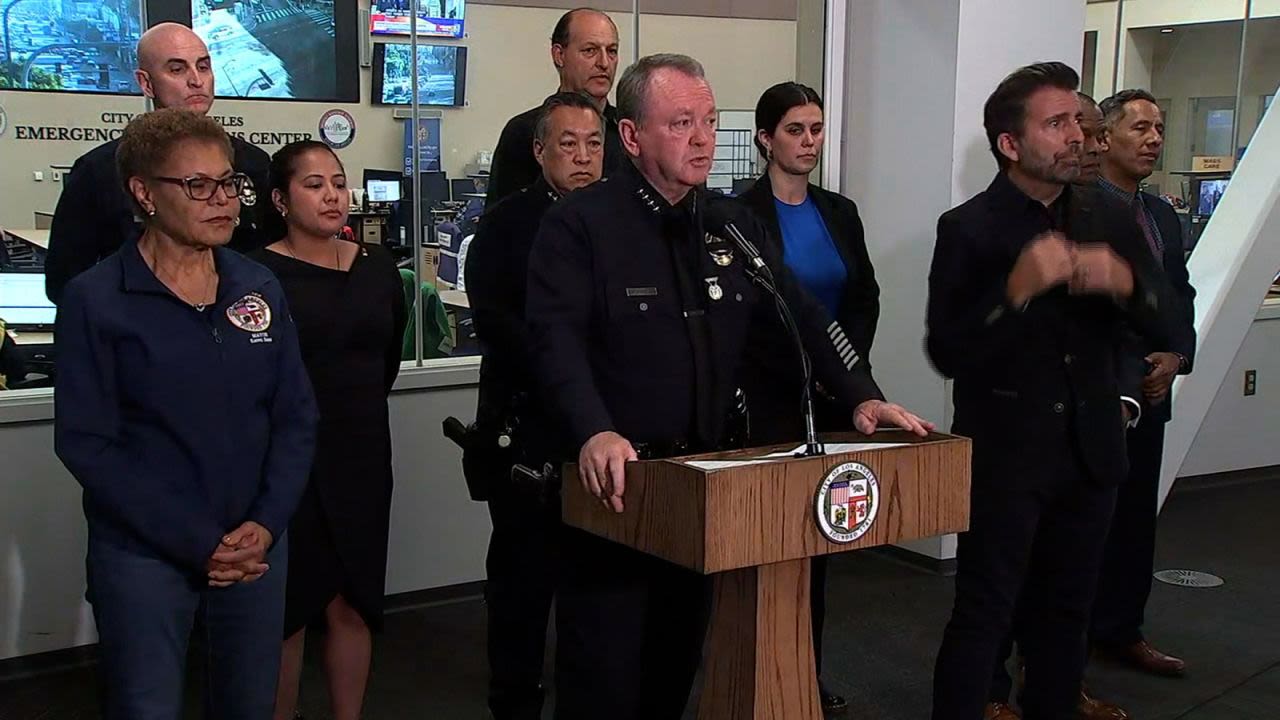 El jefe del Departamento de Policía de Los Ángeles, Jim McDonnell, habla durante una conferencia de prensa el martes.