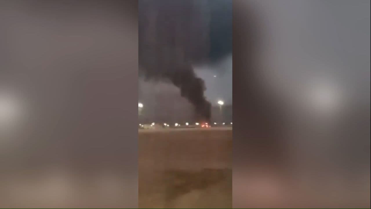 Esta captura de pantalla de un video geolocalizado por CNN muestra humo elevándose desde la central nuclear de Natanz, en el centro de Irán, a unos 260 km al sur de Teherán.
