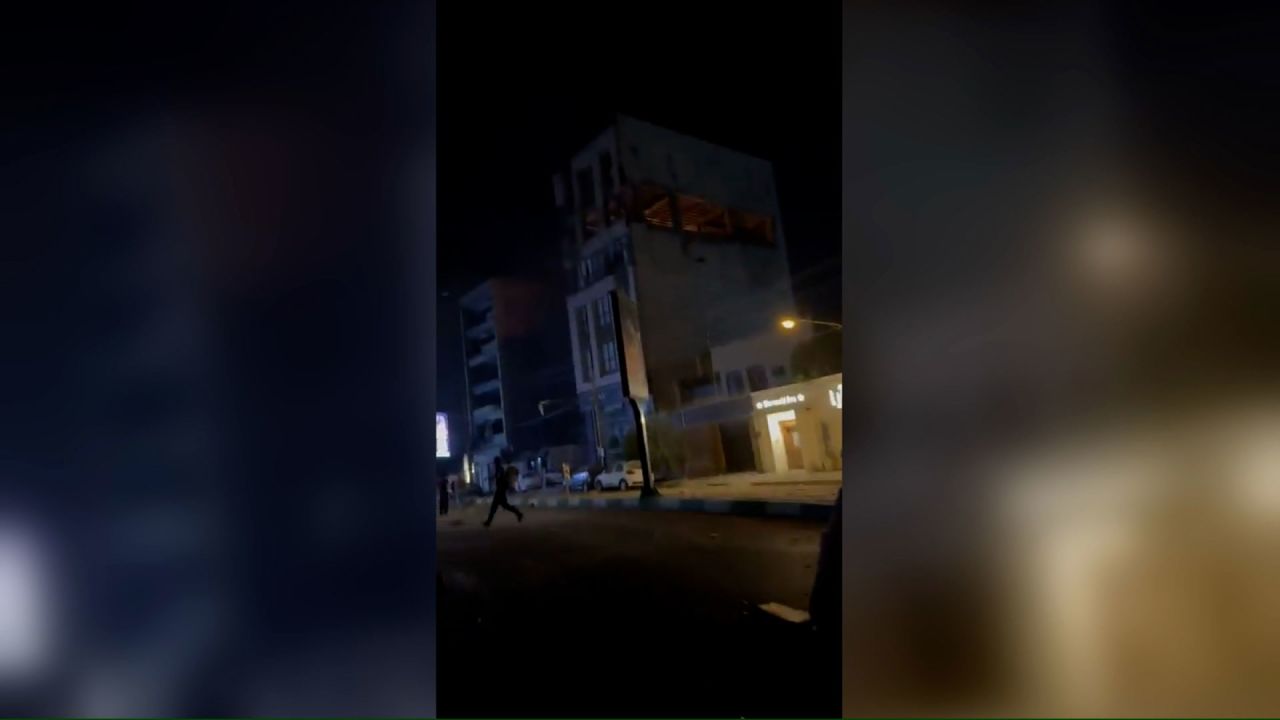 Bu videonun ekran görüntüsü, Cumartesi günü İsrail'in bir konut binasına düzenlediği saldırının ardından İran'ın Kum kentinde hasar gören bir binayı gösteriyor.