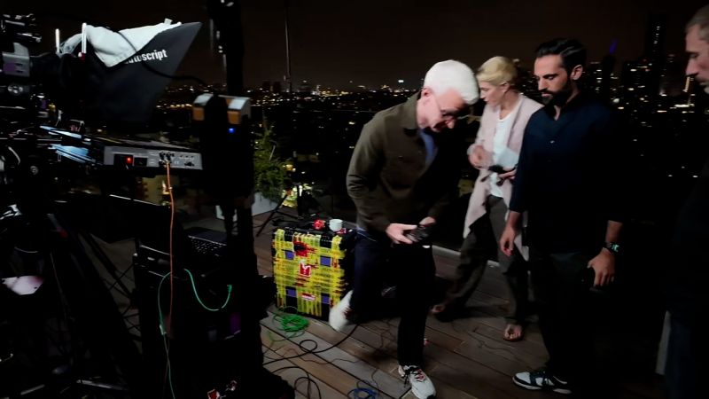 Video: Anderson Cooper and CNN team evacuate while on air