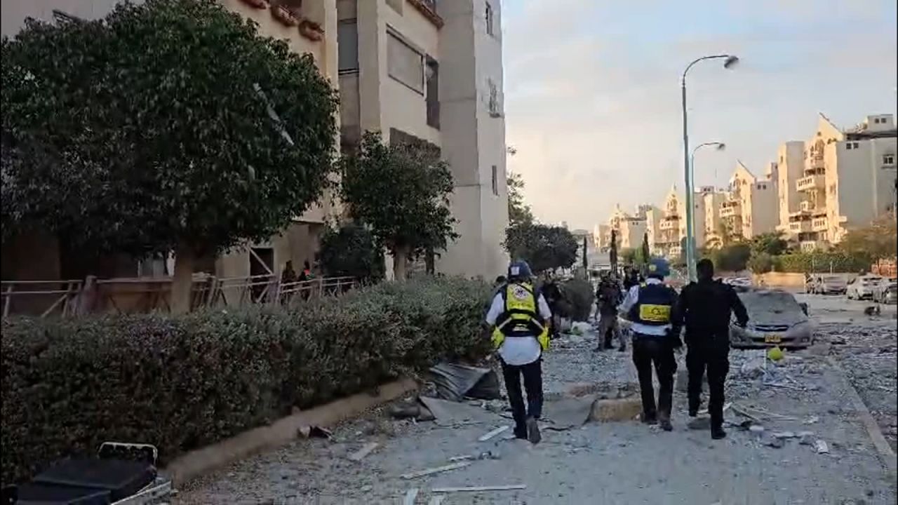 İsrail'in Beer Şeva kentindeki bir konut binasına düzenlenen saldırının ardından kurtarma ekipleri olay yerinde.