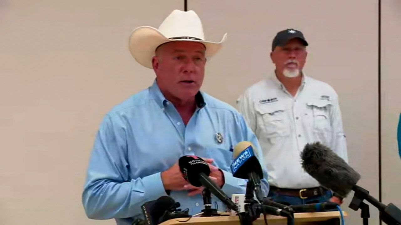El sheriff del condado de Kerr, Larry L. Leitha, habla durante una rueda de prensa este sábado.