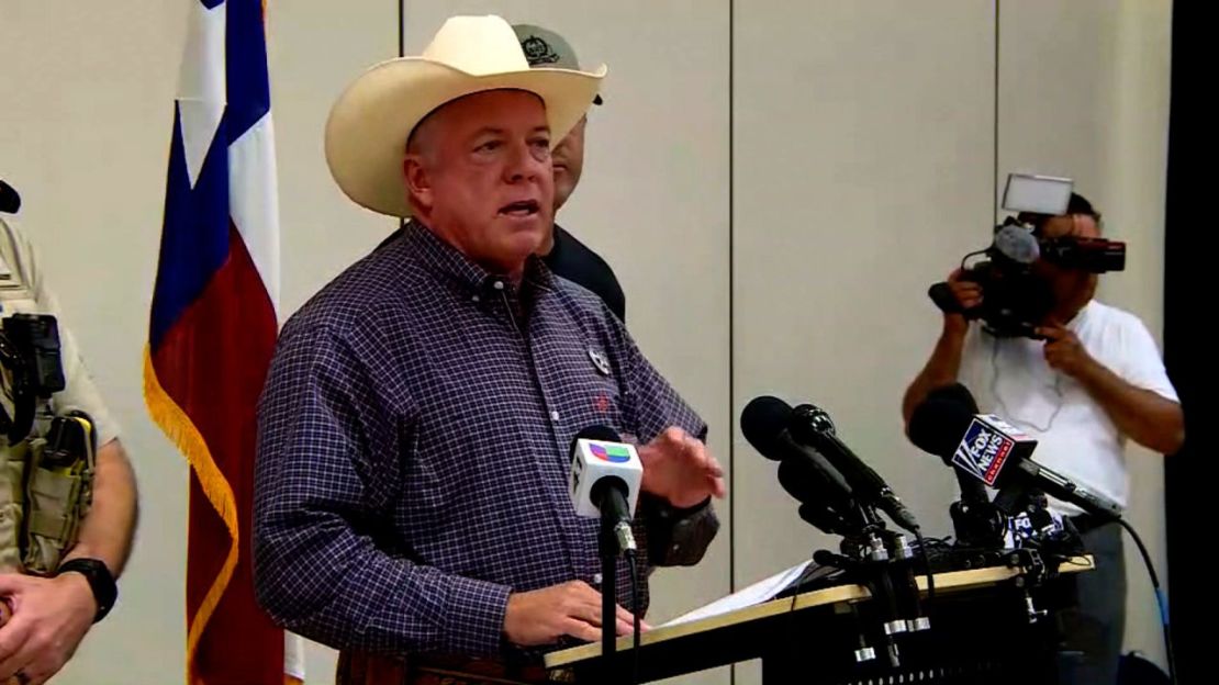 El sheriff del condado de Kerr, Larry Leitha, habla durante una conferencia de prensa el miércoles.