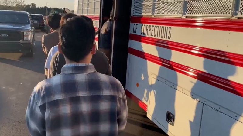 Вижте всички теми Връзка копирана Следвайте Когато стотици федерални държавни