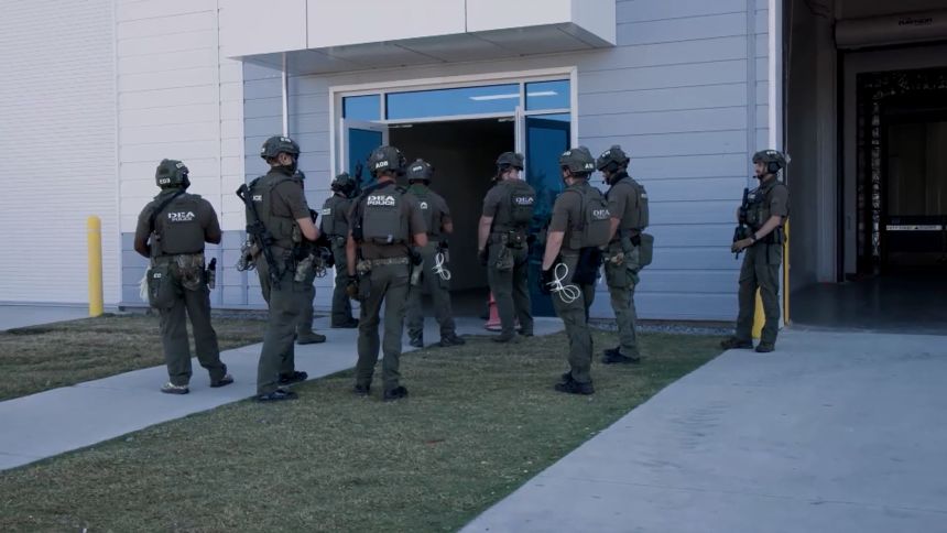 Inside the raid: How a monthslong federal immigration operation lead to 475 arrests ‌at a Hyundai plant in⁤ Georgia | ⁢CNN