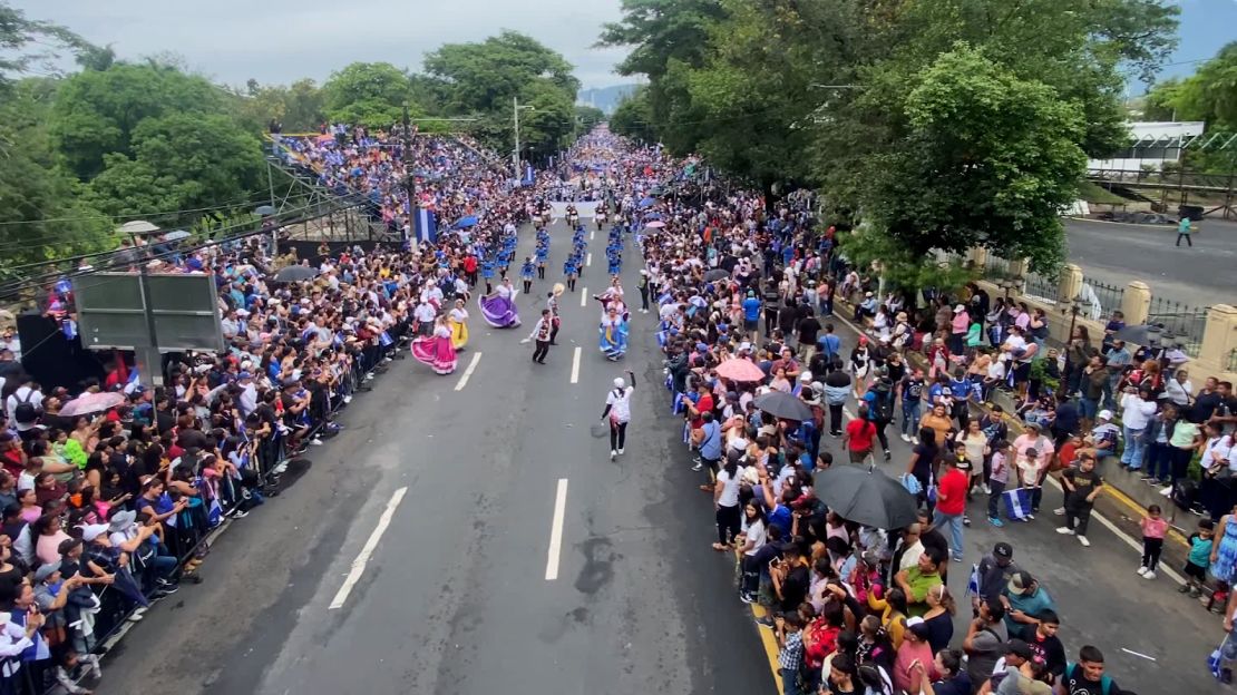 Una vista al desfile organizado por el Gobierno por el día de la independencia en San Salvador.