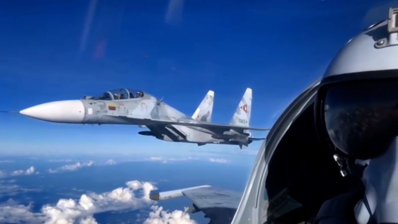 В показване на сила на Тръмп, Венецуела стартира военни тренировки и показва своите руски изтребители 