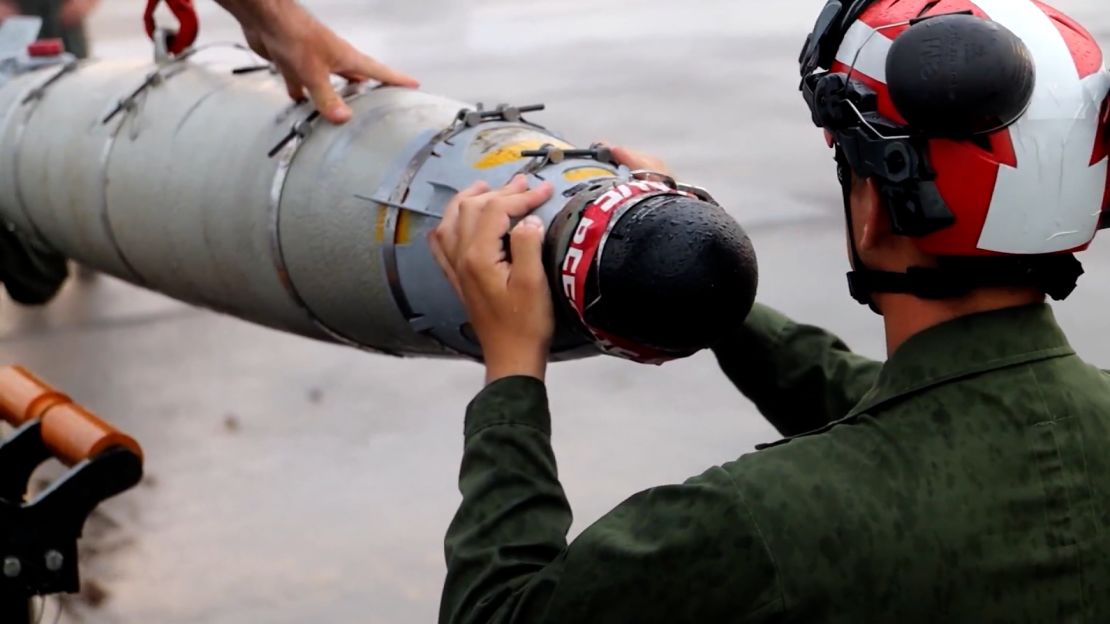 Personal de tierra cargando una bomba a un F.-35.