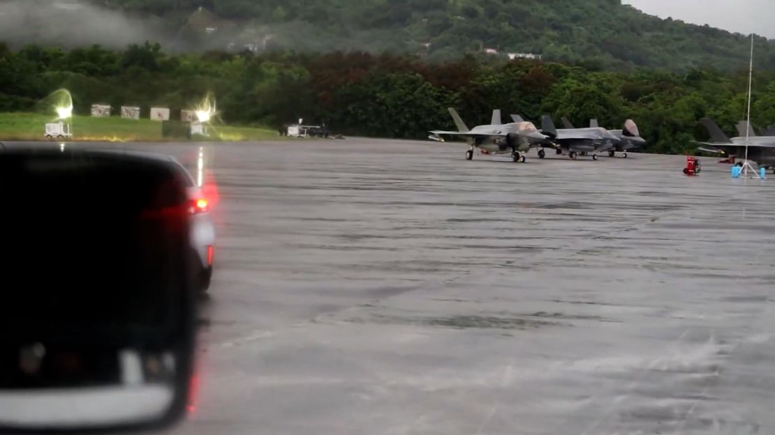 Cuatro F-35B en la pista en la base Roosevelt Roads en Ceiba, Puerto Rico.