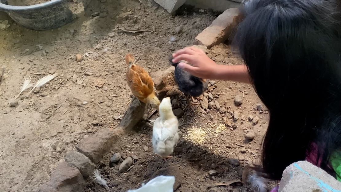 Las niñas buscan actividades para entretenerse mientras se adaptan al cambio de país