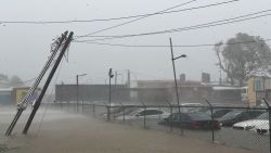 Inundaciones y fuertes vientos azotaron el oeste de Jamaica el martes.