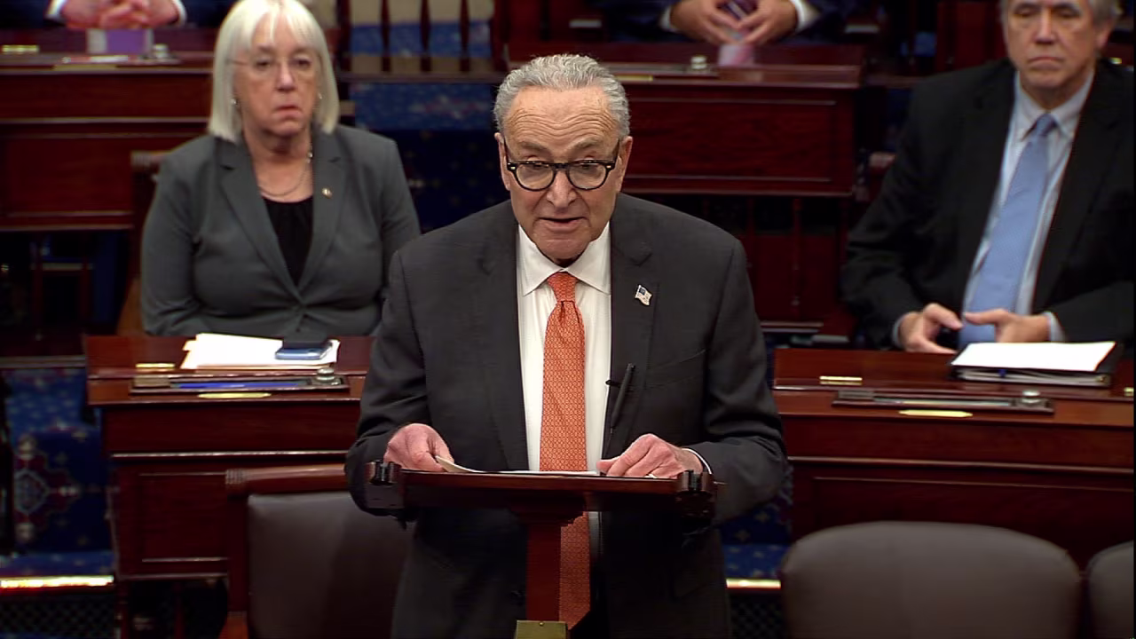 El líder de la minoría del Senado, Chuck Schumer, habló desde el pleno del Senado de Estados Unidos el viernes.