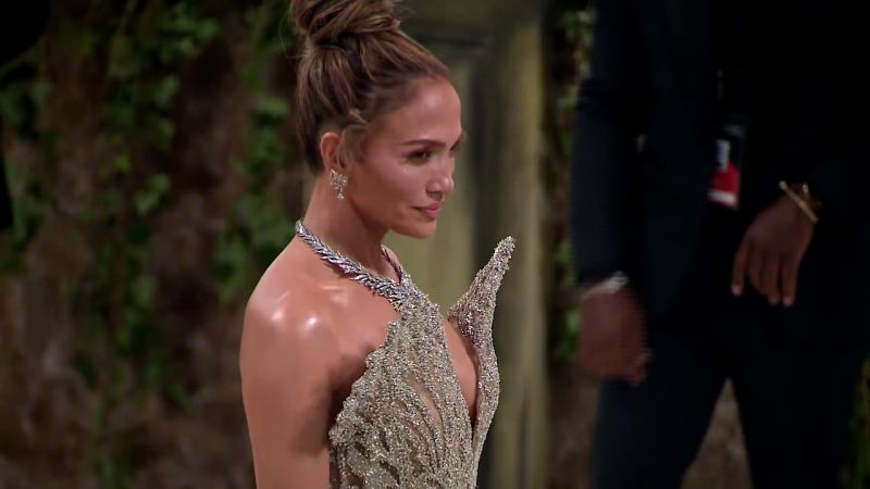 Hollywood Minute: Jennifer Lopez to host AMA’s