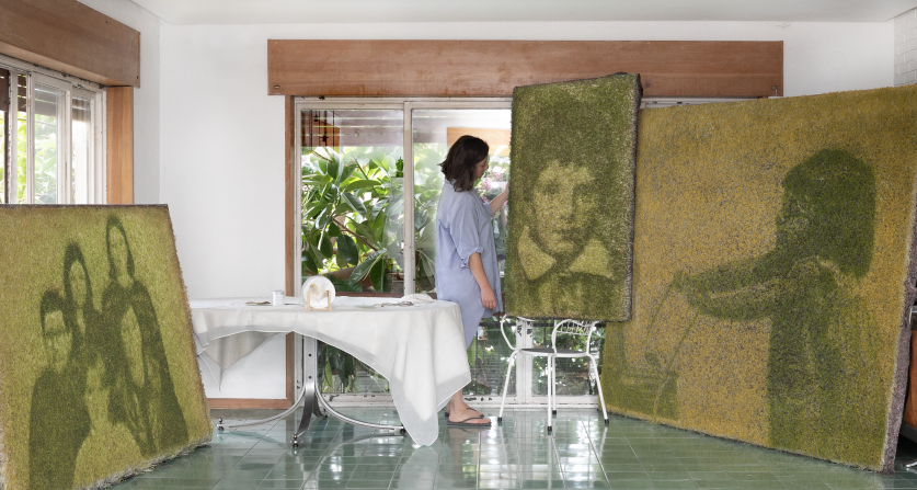 Romero at her grandmother’s house in Spain, looking at some of the works from her series “The Pigment Change.” According to the artist, this place allows her to find inspiration. “For quite a few years I have used my grandma’s house in Valencia as my studio. It’s the perfect place to disconnect and produce my art.”