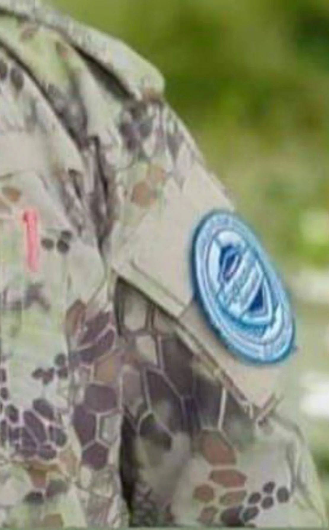 En su foto de perfil de Facebook, se ve al luchador con uniforme militar bordado con lo que parecen ser insignias de HTS.