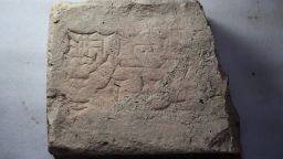 Este tijolo antigo tem uma inscrição associada ao rei mesopotâmico Adad-Nirari I.