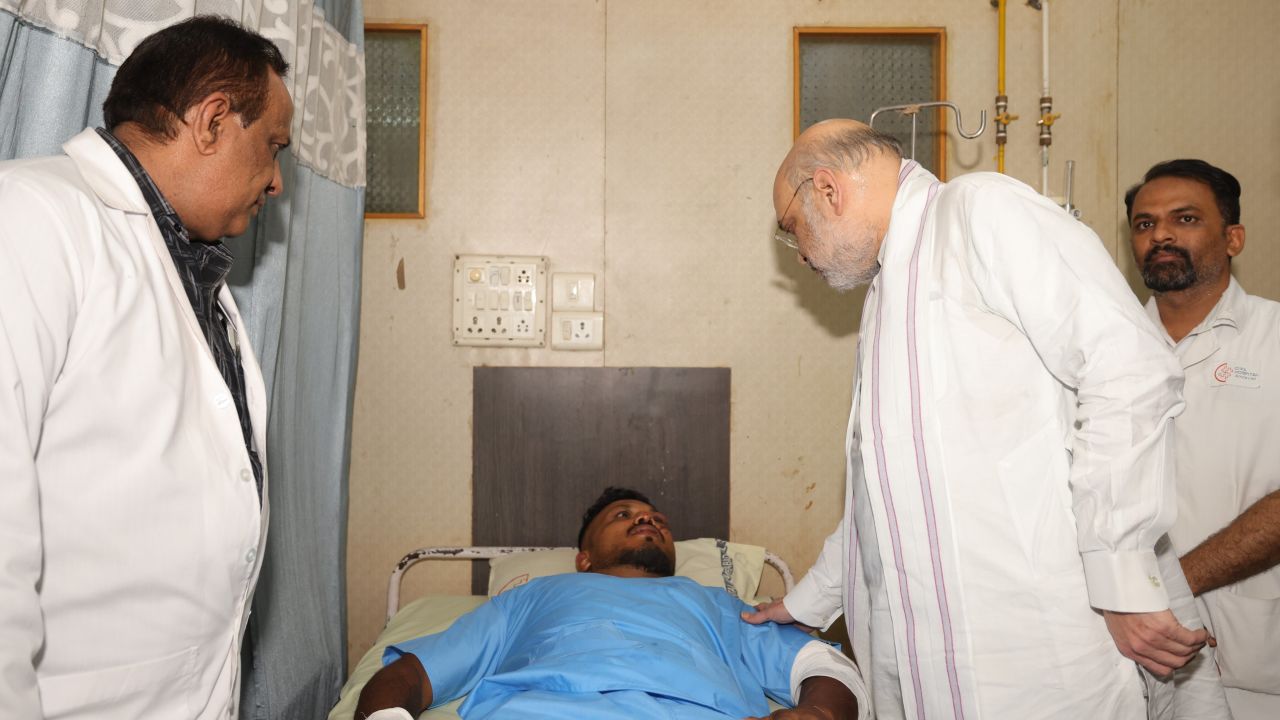 El ministro del Interior de India, Amit Shah, visitó a Vishwash Kumar Ramesh en el hospital donde está recibiendo tratamiento.