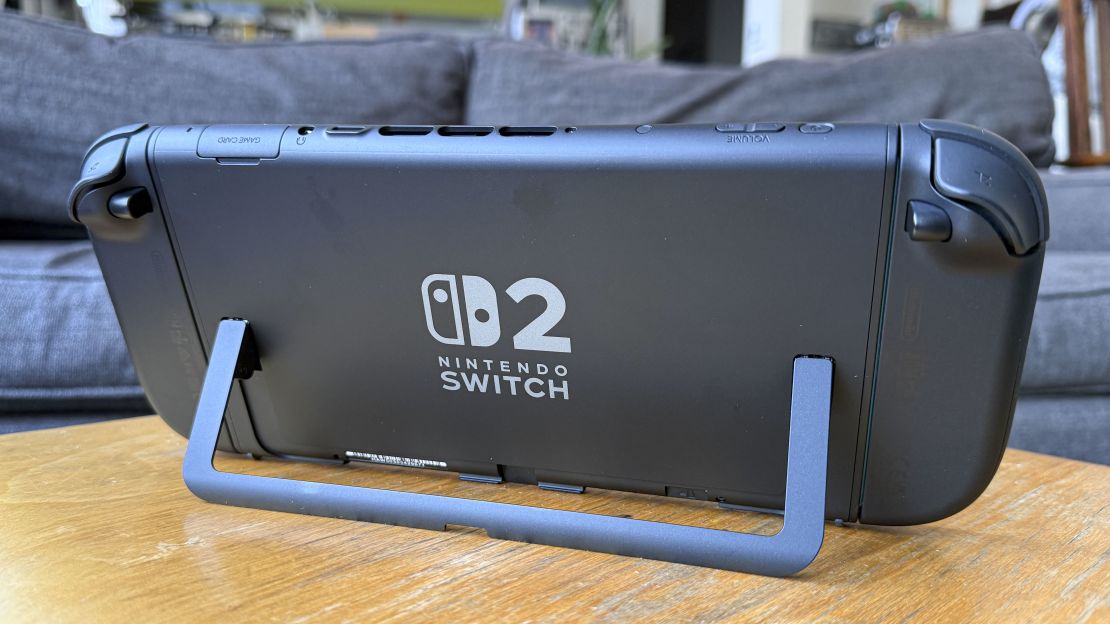 Mặt sau của Nintendo Switch 2 đang được dựng lên ở chế độ để bàn.