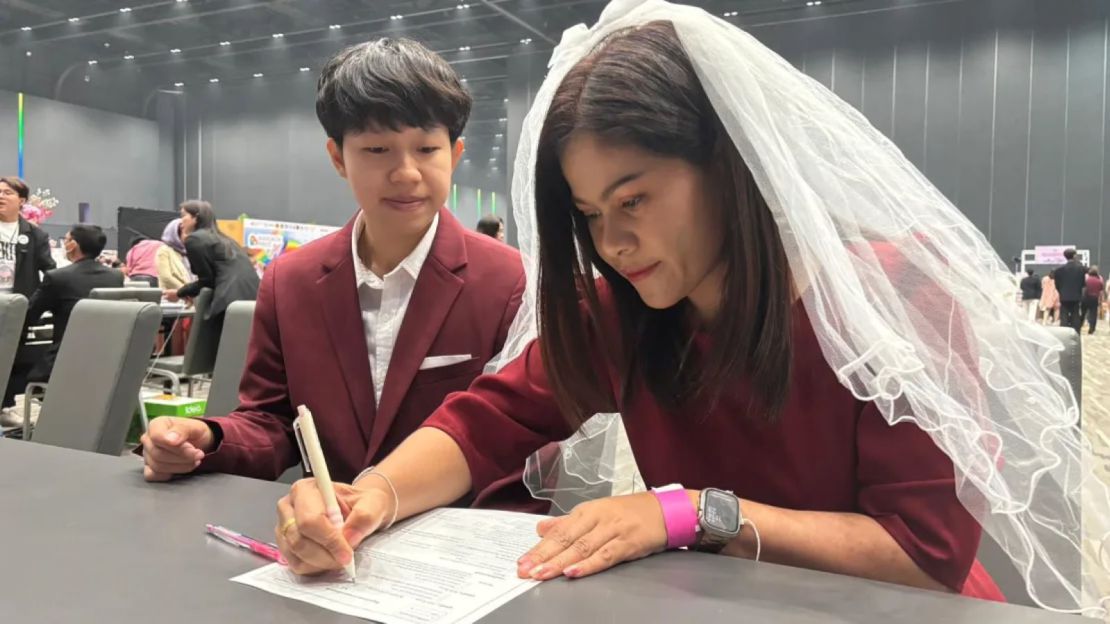 Una pareja firma sus papeles de matrimonio en Bangkok.