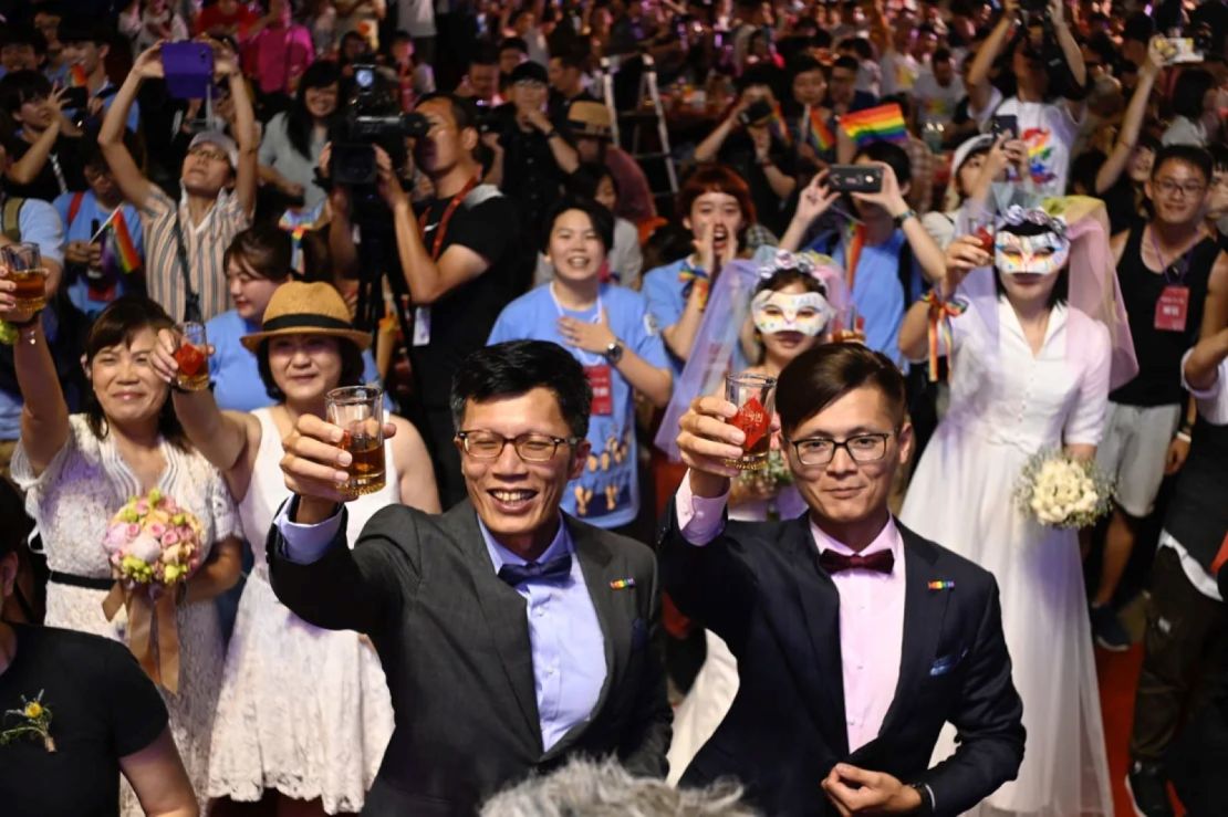 Una pareja del mismo sexo brinda durante un banquete de bodas masivo frente al Palacio Presidencial en Taipei, Taiwán, el 25 de mayo de 2019.