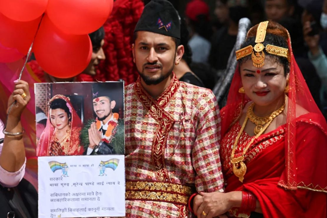 La pareja nepalí del mismo sexo Maya Gurung y Surendra Panday participan en un desfile del Orgullo en Katmandú el 31 de agosto de 2023.