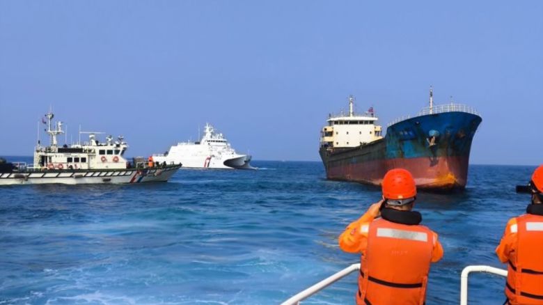La guardia costera de Taiwán intercepta un buque de carga sospechoso de dañar un cable submarino que conecta Taiwán con sus islas periféricas de Penghu el 25 de febrero de 2025.