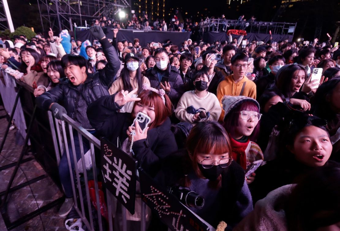 La gente celebra el Año Nuevo en Taipei, Taiwán.